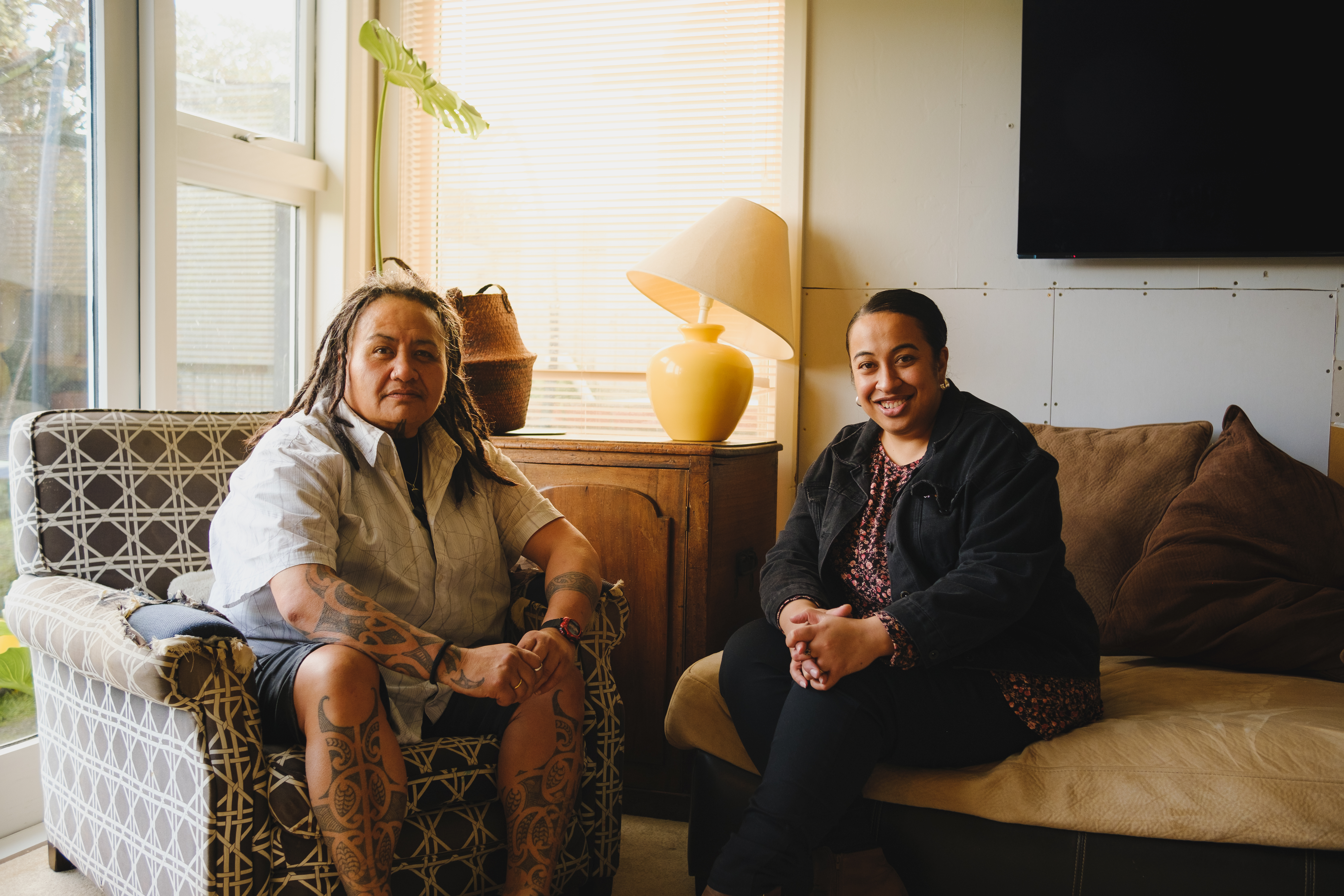 2 women sitting in the lounge